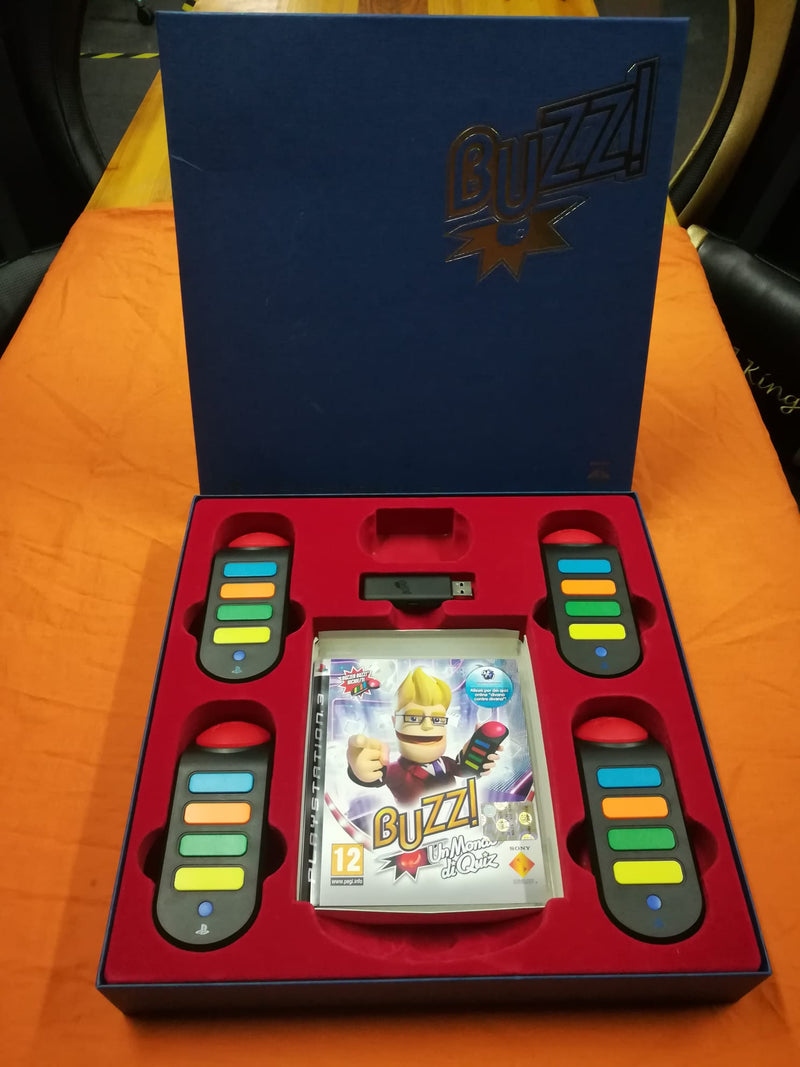 BUZZ! PS3 (usato garantito)(gioco: un mondo di quiz)(e 2 pacchetti di pile) (4760478122038)