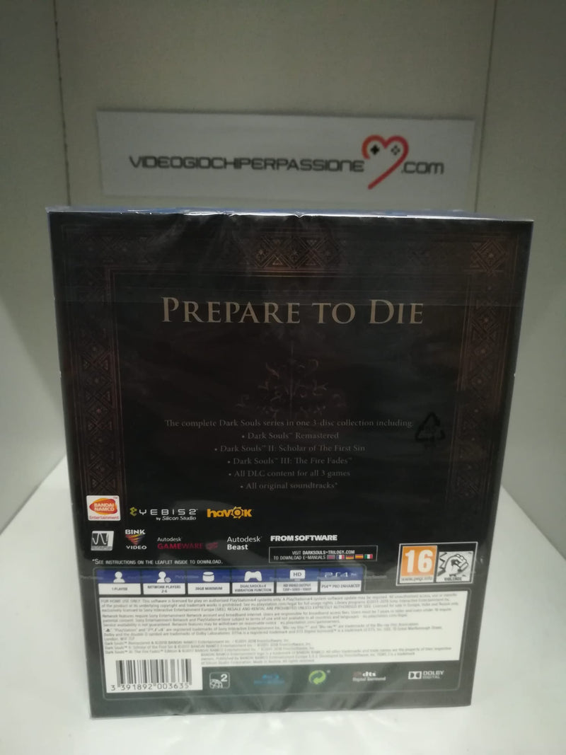 Dark Souls Trilogy Playstation 4 Edizione Regno Unito [CON ITALIANO] (4883676561462)
