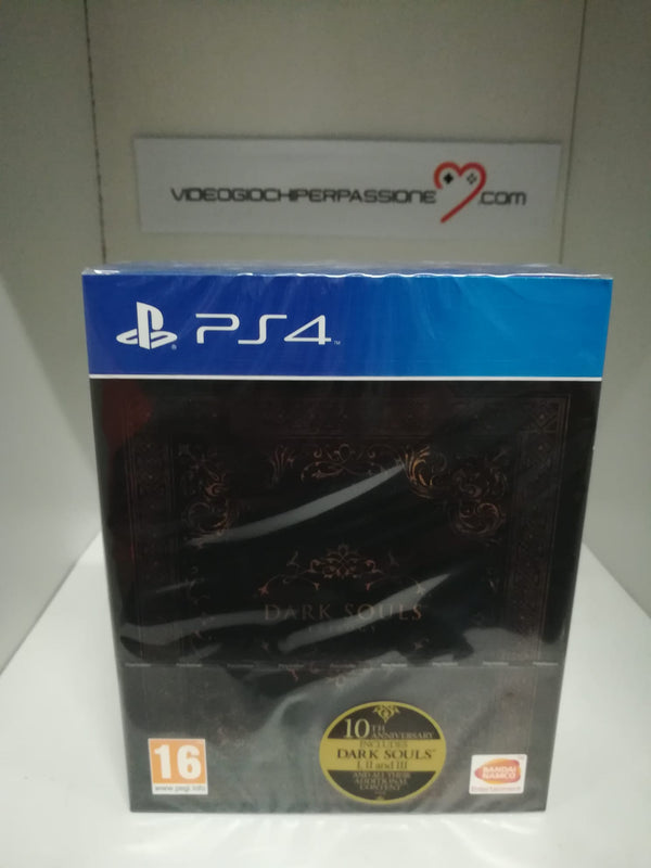 Dark Souls Trilogy Playstation 4 Edizione Regno Unito [CON ITALIANO] (4883676561462)