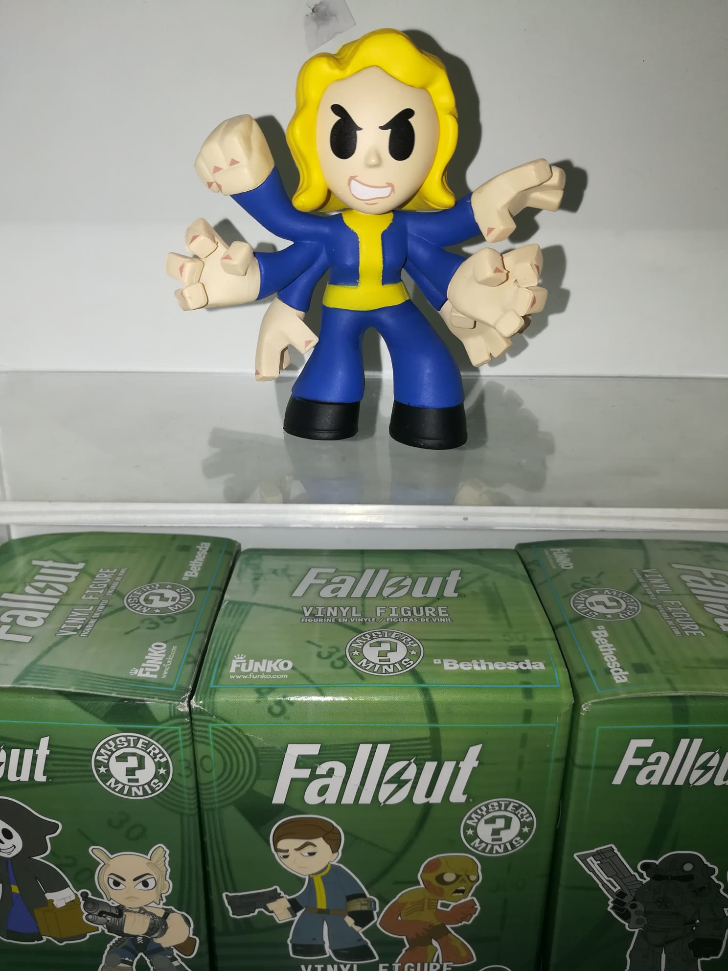 FALLOUT FIGURE (8cm)